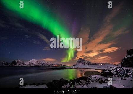 Northern Light sopra Storsandnes nelle isole Lofoten Foto Stock