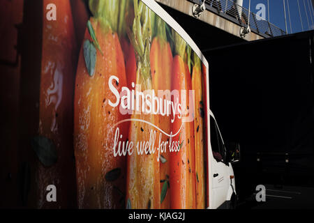 Close up Sainsbury's consegna van guida su strade di Londra Inghilterra concentrandosi sulla segnaletica. Foto Stock