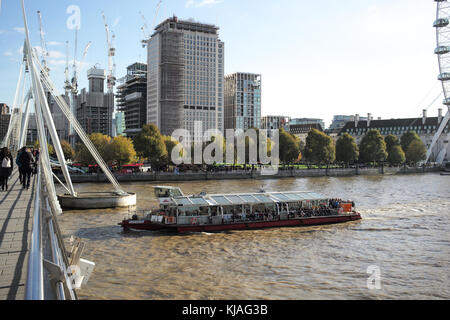 Jubilee Gardens e il nuovo sviluppo di Southbank Place Londra Inghilterra con il fiume Tamigi in primo piano con un turismo barca passando. Foto Stock