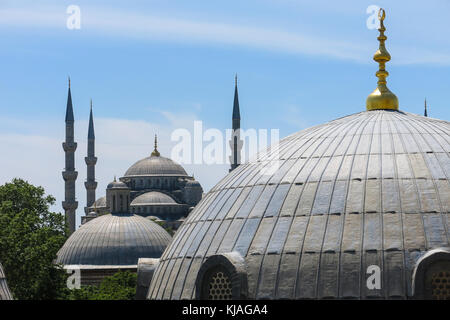 Cupole di saint sophie cattedrale e Moschea blu, da Santa Sofia, istanbul, Turchia. Foto Stock