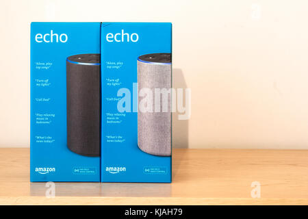 Leeds, Regno Unito - 2 November 2017. Amazon echo seconda generazione di alexa Foto Stock
