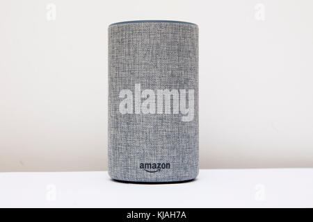 Leeds, Regno Unito - 8 November 2017. Amazon echo 2a generazione alexa Foto Stock