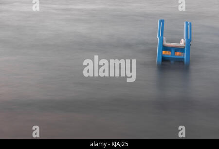 Il Kid's slitta abbandonata nel mare. Foto Stock