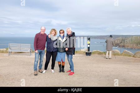 Land's End Cornwall novembre 2017 Land's End (Cornovaglia: Penn an Wlas o Pedn an Wlas) è un promontorio e complesso turistico nella Cornovaglia occidentale Foto Stock