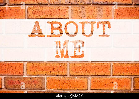 Annuncio concettuale testo didascalia ispirazione che mostra su di me . Concetto aziendale per la consapevolezza di sé identità personale scritto su un vecchio backgro Foto Stock