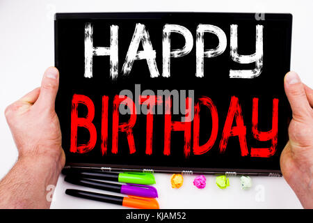 Buon compleanno testo scritto su tablet, computer in ufficio con pennarello, penna, cancelleria. Concept aziendale per Anniversary Celebration White Backgro Foto Stock