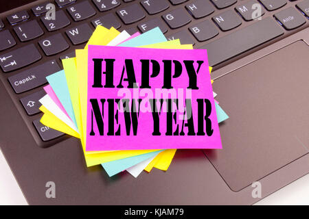 La scrittura di felice anno nuovo testo made in ufficio close-up sul computer portatile tastiera. Concetto aziendale per la celebrazione della Messa di Natale workshop sul nero Foto Stock