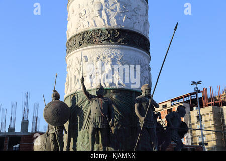 Le figure dei soldati di bronzo alla base del guerriero su un cavallo monumento a Skopje in Macedonia costruito come parte di Skopje 2014 progetto Foto Stock