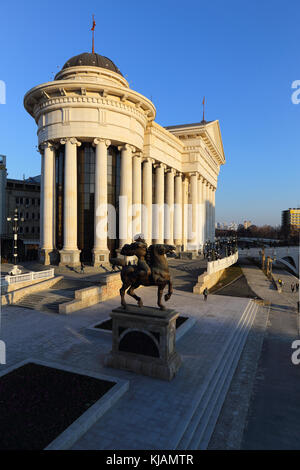 Monumento a Karpoš e Museo di Archeologia presso il Twilight a Skopje in Macedonia costruito come parte di Skopje 2014 progetto Foto Stock