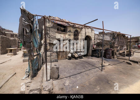 Vista di una casa trascurata mausoleo nella città dei morti, un gigantesco cimitero islamico, baraccopoli in Cairo. dove la gente ha trovato rifugio accanto ai morti. Foto Stock