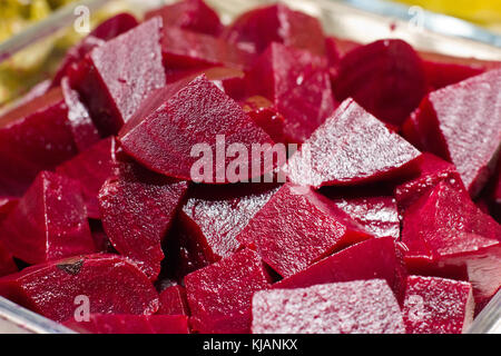 Le barbabietole cotte tagliate a fette. Messa a fuoco selettiva. Le riprese in modalità Macro. Foto Stock