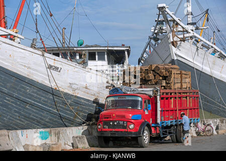 Carrello caricato con legname nella parte anteriore del legno / pinisis phinisis, Indonesiani tradizionali navi da carico nel porto di Semarang, Giava centrale, Indonesia Foto Stock