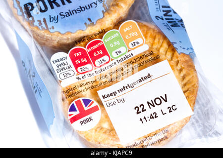 Data di scadenza e le informazioni nutrizionali semaforo rating system su un pacco di Sainsbury's 2 mini pasticci di carne di maiale, Regno Unito Foto Stock
