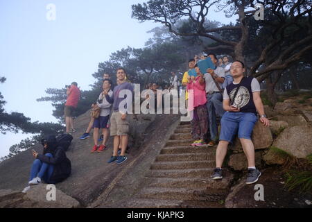 I turisti a guardare il tramonto presso la famosa montagna huangshan in Cina, nella provincia di Anhui Foto Stock