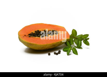 Fette di papaia con foglie di menta - sfondo bianco - primo piano Foto Stock