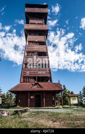 Vista in legno torre sulla velky javornik collina sopra Frenstat pod Radhostem città in Moravskoslezske Beskydy mountains nella Repubblica ceca durante la bella estate d Foto Stock