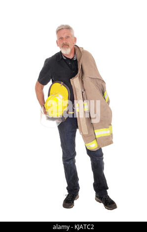 Un Medioevo pompiere uomo in piedi dalla parte anteriore con la sua giacca sopra la sua spalla e casco in mano, isolato per sfondo bianco Foto Stock