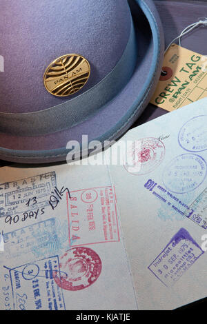 Vintage Pan American Airways Hostess Hat e Passaporto Foto Stock