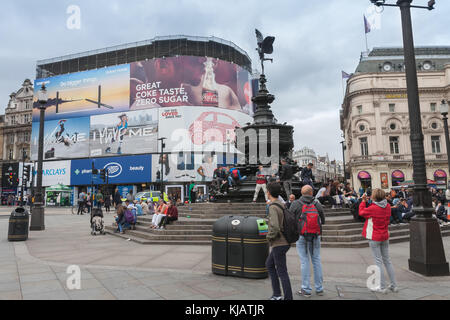 Piccadilly Circus, Londra-settembre 6,2017: turisti che si siedono sui gradini della Fontana di piccadilly circus il 6 settembre 2017 a Londra, Regno Foto Stock