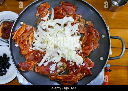 Calbi di maiale, carne e verdura sulla pentola, la tradizione della cucina coreana. Foto Stock