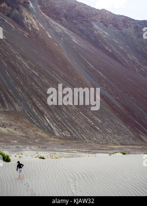 Bambini che si divertono a dune di sabbia - Valle di Nubra Ladakh India Foto Stock