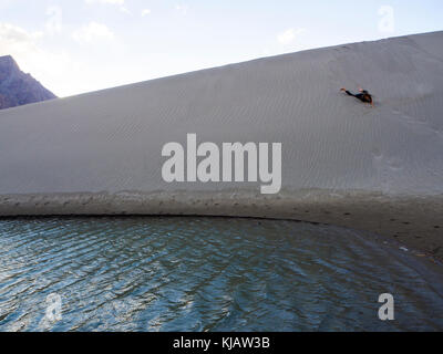 Bambini che si divertono a dune di sabbia - Valle di Nubra Ladakh India Foto Stock