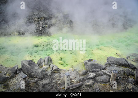 Corrente principale di tamagawa primavera calda di Akita, Giappone. tamagawa è il più alto tasso di flusso primavera calda, si ha la maggior parte di acqua acida in Giappone. Foto Stock