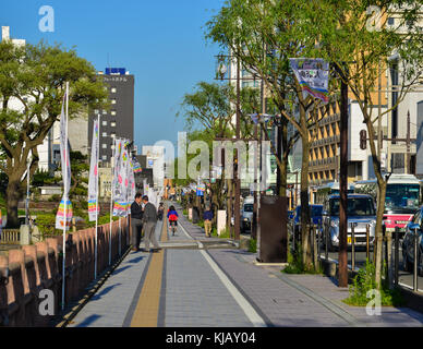 Akita, Giappone - 17 maggio 2017. la gente a piedi sulla strada presso il centro cittadino di Akita, Giappone. akita è una prefettura di grandi dimensioni al mare del Giappone costa nel nord Foto Stock