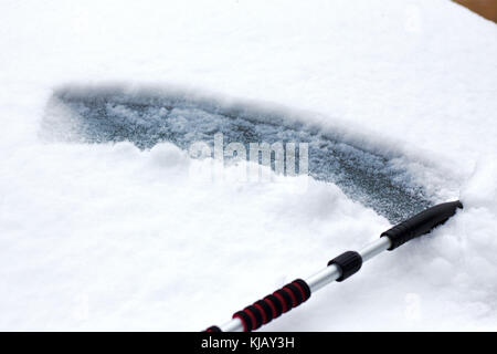 Nevoso inverno in una città in una giornata di sole. auto dopo la nevicata nel parcheggio. . Foto Stock