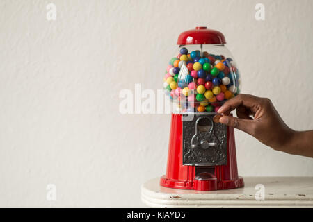 Piccola sfera di gomma macchina isolato su sfondo bianco Foto stock - Alamy