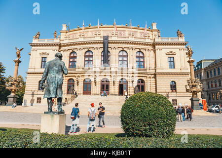 Praga, Repubblica Ceca - 29 settembre 2017: l'edificio di rudolfiunum sale da concerto su Jan Palach square con persone non identificate, Praga, Repubblica ceca ri Foto Stock