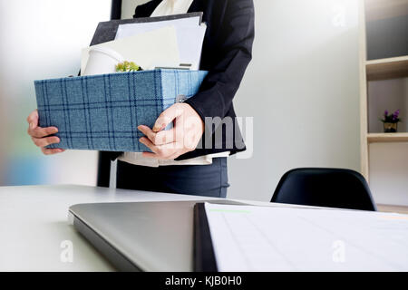 Business donna imballaggio società personali oggetti personali quando lei decide di rassegnazione e di cambiare lavoro in futuro. Foto Stock