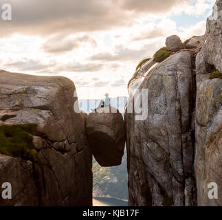 Donna su Kjeragbolten viaggi in Norvegia Foto Stock