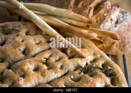 Pane italiano selezione con focaccia al rosmarino e grissini Foto Stock