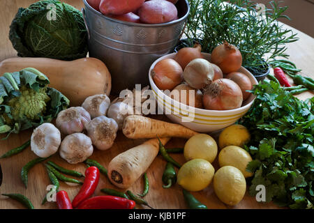 Appena raccolto vegetale alle erbe e selezione su un tavolo di legno. Foto Stock