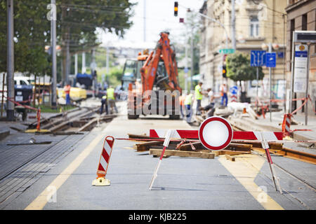 Lavoratori riparare la linea del tram della città Foto Stock