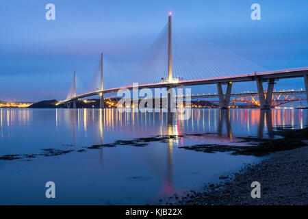 Vista notturna di nuovo Queensferry attraversando ponte che attraversa il fiume Forth in Scozia, Regno Unito Foto Stock