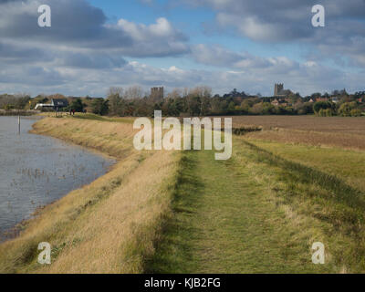 Vista guardando indietro a Orford in Suffolk REGNO UNITO dal sentiero lungo la riva del fiume e orde che mostra il castello la chiesa e il fiume Foto Stock