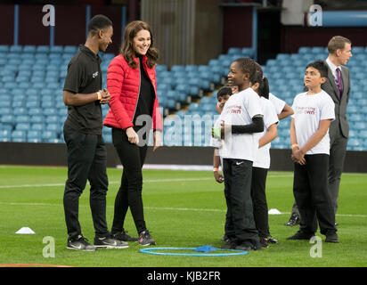 Gli apprendisti della riunione della Duchessa di Cambridge prendono parte ad un progetto per alimentare la prossima generazione di allenatori sportivi al campo di Villa Park della squadra di calcio Aston Villa a Birmingham. Foto Stock