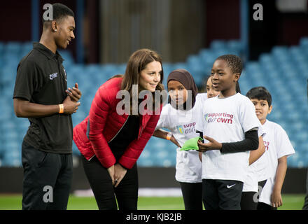 Gli apprendisti della riunione della Duchessa di Cambridge prendono parte ad un progetto per alimentare la prossima generazione di allenatori sportivi al campo di Villa Park della squadra di calcio Aston Villa a Birmingham. Foto Stock