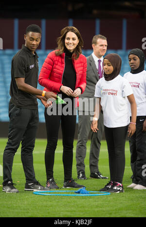 Gli apprendisti della riunione della Duchessa di Cambridge prendono parte ad un progetto per alimentare la prossima generazione di allenatori sportivi al campo di Villa Park della squadra di calcio Aston Villa a Birmingham. Foto Stock