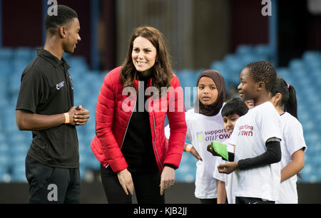 Gli apprendisti della riunione della Duchessa di Cambridge prendono parte ad un progetto per alimentare la prossima generazione di allenatori sportivi al campo di Villa Park della squadra di calcio Aston Villa a Birmingham. Foto Stock