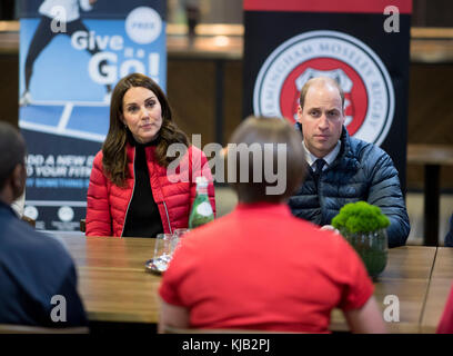 Il Duca e la duchessa di cambridge incontro gli apprendisti che partecipano a un progetto per sviluppare la prossima generazione di allenatori sportivi al Aston villa football club la villa park terra in Birmingham. Foto Stock