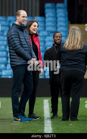 Gli apprendisti del duca e della duchessa di Cambridge che partecipano ad un progetto per alimentare la prossima generazione di allenatori sportivi al Villa Park Ground del club di calcio Aston Villa a Birmingham. Foto Stock