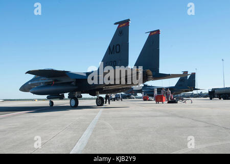 Un F-15E Strike Eagle taxi sul flightline di Tyndall Air Force Base, Fla. durante la bandiera a scacchi 18-1 nov. 14, 2017. Bandiera a scacchi è un esercizio che si specializza in air-air Combat training. (U.S. Air Force foto di Senior Airman Malissa Armstrong) Foto Stock