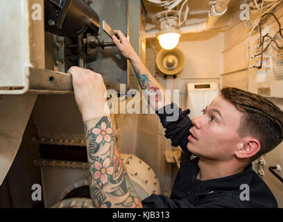 171102-N-HI376-030 ACQUE AL LARGO DELLE COSTE DEL GIAPPONE (nov. 02, 2017) Fire Controlman 2a classe Justin Sanders, da Newton, N.C., esegue le operazioni di manutenzione su un ammortizzatore a bordo del Arleigh Burke-class guidato-missile destroyer USS Stethem (DDG 63). Stethem è operativo come parte del Ronald Reagan Strike gruppo NEGLI STATI UNITI 7 flotta area di operazioni, un combattimento-pronto forza che protegge e difende la collettiva degli interessi marittimi dei suoi alleati e partner in Indo-Asia-Pacifico. (U.S. Foto di Marina di Massa lo specialista di comunicazione 2a classe Jeremy Graham) Foto Stock