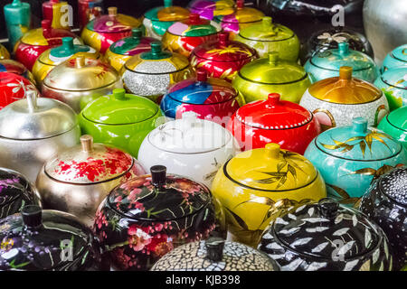 Ciotole con coperchio in vendita nella Chinatown di Singapore. Foto Stock