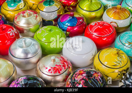 Ciotole con coperchio in vendita nella Chinatown di Singapore. Foto Stock