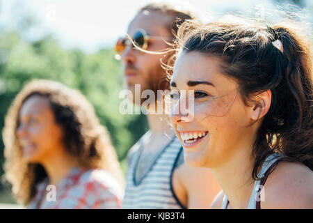 Close up di donna sorridente con gli amici Foto Stock