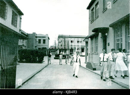 L'immagine raffigura gli studenti di Candler, probabilmente un ambiente storico o educativo. Sono impegnati in varie attività, con particolare attenzione al loro abbigliamento e ambiente. Questa fotografia offre uno sguardo al passato, mostrando gli studenti in un ambiente scolastico o scolastico. Foto Stock